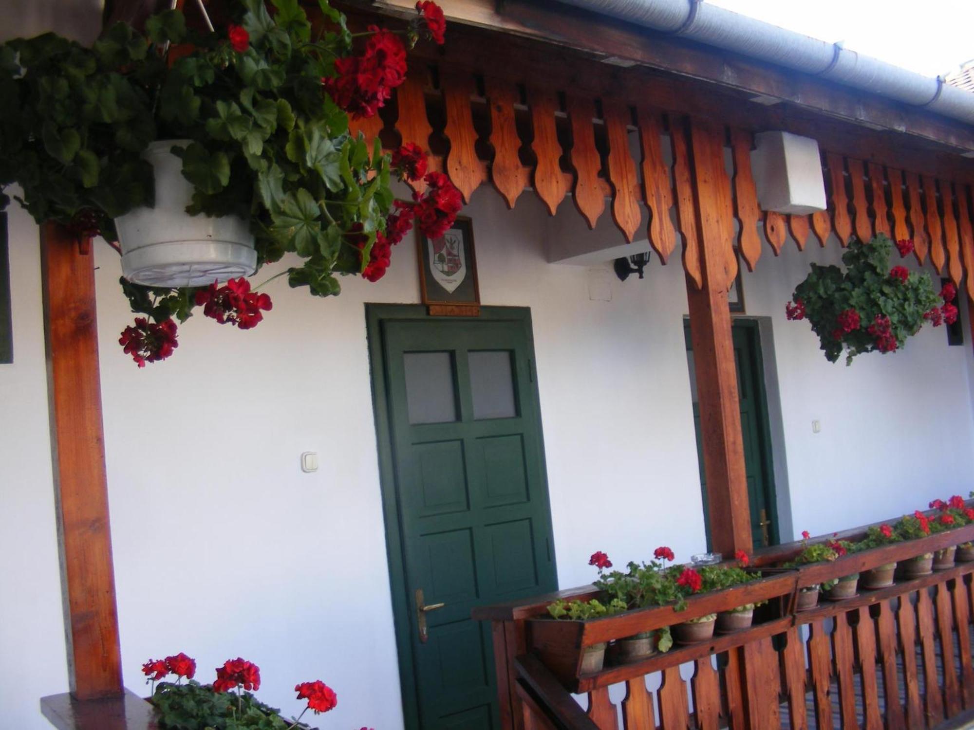 Gobe Csarda Hotell Oradea Exteriör bild